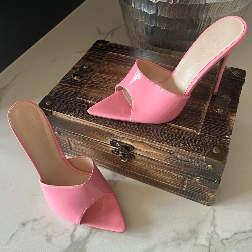 FEMME LA Gianni Patent Mule in Barbie Pink